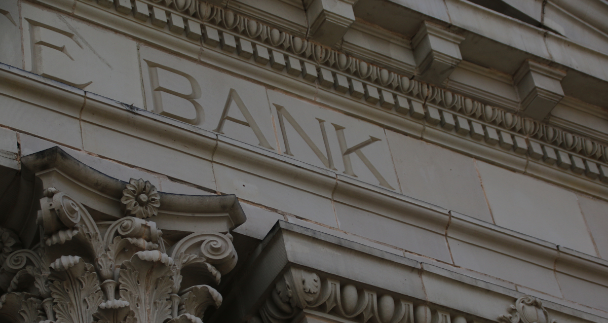 Kłopoty sektora bankowego źródłem spadku oczekiwań dotyczących stóp procentowych